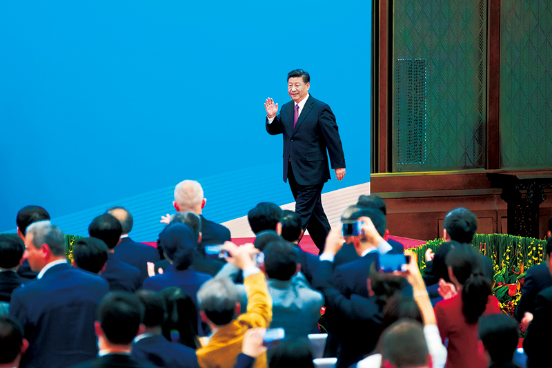 2019年4月27日，第二屆“一帶一路”國際合作高峰論壇在北京雁棲湖國際會(huì)議中心舉行圓桌峰會(huì)，國家主席習(xí)近平主持會(huì)議并致開幕辭。圓桌峰會(huì)閉幕后，習(xí)近平會(huì)見中外記者，介紹第二屆“一帶一路”國際合作高峰論壇圓桌峰會(huì)情況和主要成果。這是習(xí)近平步入記者會(huì)現(xiàn)場。 