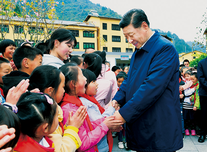 2019年4月15日至17日，中共中央總書記、國家主席、中央軍委主席習(xí)近平在重慶考察，并主持召開解決“兩不愁三保障”突出問題座談會(huì)。這是4月15日下午，習(xí)近平在石柱土家族自治縣中益鄉(xiāng)小學(xué)同學(xué)生們親切交談，詢問他們學(xué)習(xí)和生活情況。 