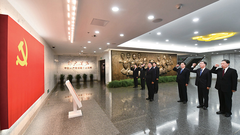 2017年10月31日，中共中央總書記、國家主席、中央軍委主席習(xí)近平帶領(lǐng)中共中央政治局常委李克強(qiáng)、栗戰(zhàn)書、汪洋、王滬寧、趙樂際、韓正，瞻仰上海中共一大會址和浙江嘉興南湖紅船。這是31日上午，在上海中共一大會址紀(jì)念館，習(xí)近平帶領(lǐng)其他中共中央政治局常委同志一起重溫入黨誓詞。 