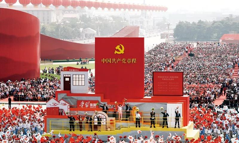 2019年10月1日上午，慶祝中華人民共和國(guó)成立70周年大會(huì)在北京天安門(mén)廣場(chǎng)隆重舉行。這是群眾游行中的“從嚴(yán)治黨”方陣。新華社記者 蘭紅光/攝