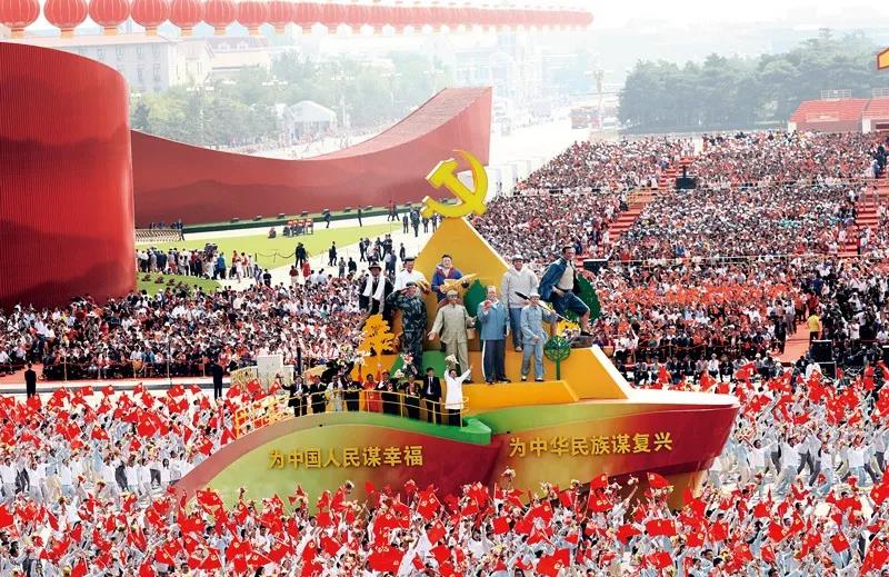 2019年10月1日上午，慶祝中華人民共和國(guó)成立70周年大會(huì)在北京天安門(mén)廣場(chǎng)隆重舉行。這是群眾游行中的“不忘初心”方陣。新華社記者 蘭紅光/攝